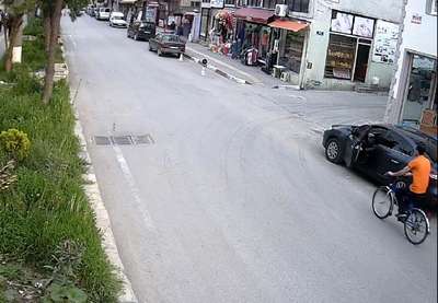 Bisikletiyle otomobilin açılan kapısına çarpıp yaralandı