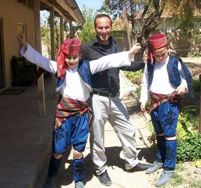 Elindeki oluk, yüksek gerilim hattına değince öldü