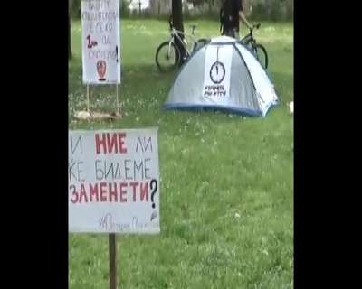 Makedonya'da öğrenciler Eğitim Bakanlığı önünde kamp kurdu
