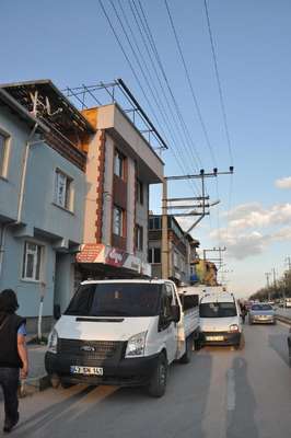 Akıma kapılan 2 işçi yaralandı