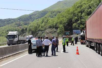 Kaza yapan tankerdeki tonlarca yem yola saçılınca trafik 2 saat durdu