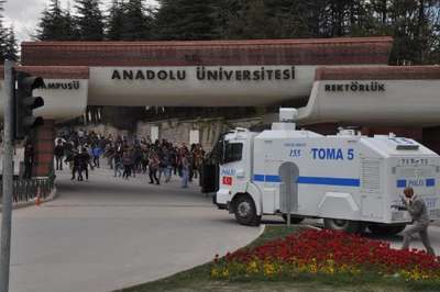 Anadolu Üniversitesi'ndeki gerginliğe polis müdahalesi