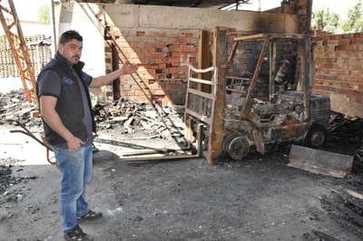Kundaklanan orman ürünleri fabrikası alev alev yandı