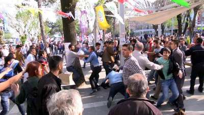 Uşak'ta HDP standına saldırı