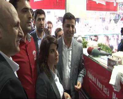 Demirtaş için "Türkiye seninle gurur duyuyor" sloganı attılar