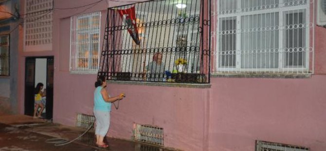 Balkonda oturan yaşlı adama asit ile saldırdılar