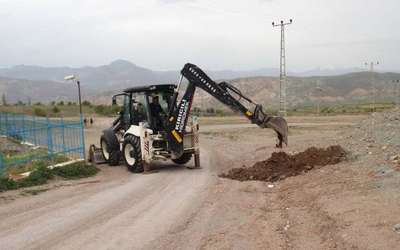 Arsasından geçen mahalle yolunu kepçeyle kazdırıp kapattı