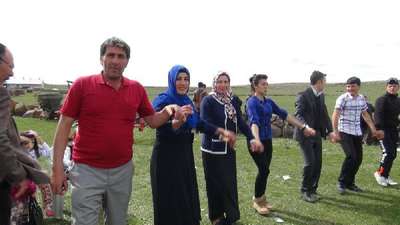 Doğu'ya bahar geldi, kır düğünleri başladı