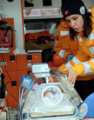 Kalp damarı tıkalı bebek ambulans uçakla sevk edildi