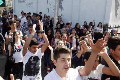 İmam Hatip'e dönüştürülmek istenen lisenin öğrencileri ve velilerinden eylem