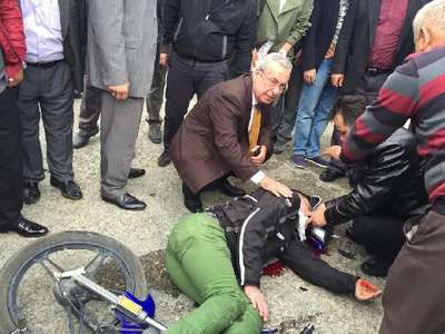 Yaralı motosikletliye ilk müdahale eski Bakan Zeki Çakan'dan