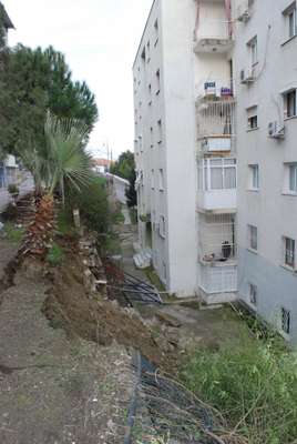Belediye, çöken duvarı site yönetiminin yaptırmasını istedi