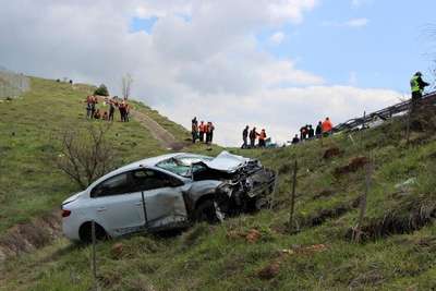 Otomobil fidan diken işçilerin üzerine uçtu: 1 ölü, 2 yaralı