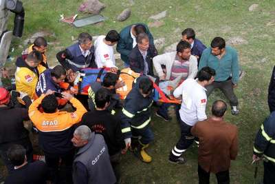 Sürücü şarampole yuvarlanan beton mikserinin içinde sıkıştı