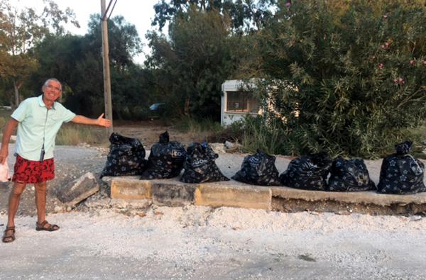 Fransız çift Antalya plajını temizledi