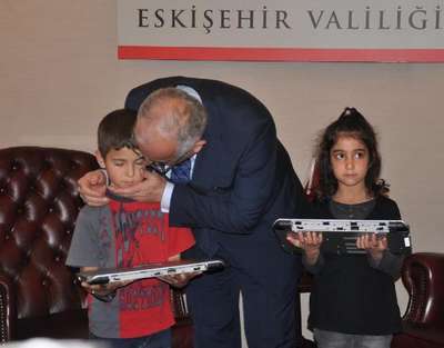 Bakan Yılmaz, bayrağı öpen 8 yaşındaki Beren ile ikizi Ceren'e bilgisayar gönderdi