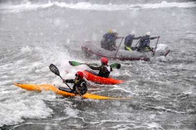 Rize’de kar ve fırtınada denizde rafting