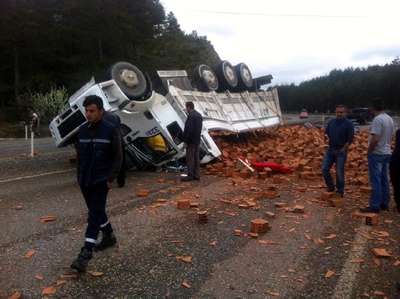 Tuğla yüklü kamyon devrildi: 1 yaralı