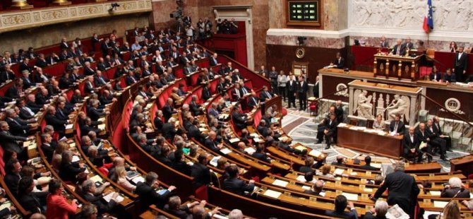 Bakan 44 yıllık partisinden istifa etti