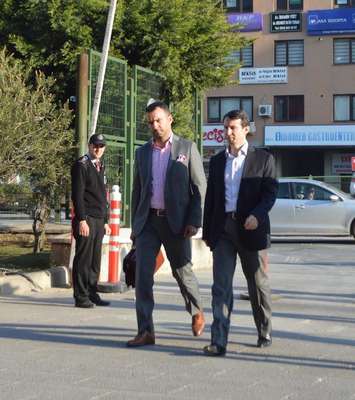 Fotoğraflar // Hakim Metin Özçelik avukatıyla birlikte adliyede...