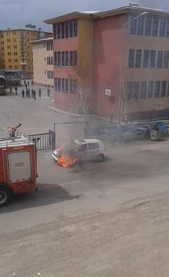 Seyir halindeki otomobil alev topuna döndü
