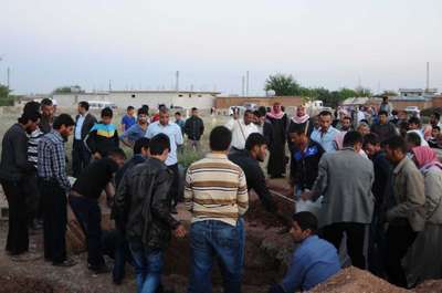 Kazada ölen tarım işçisi çift ile 3 aylık bebekleri yan yana toprağa verildi