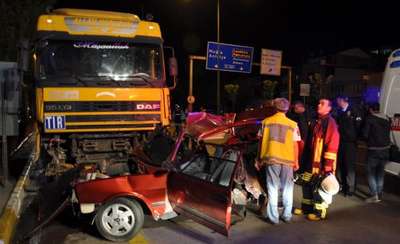 Otomobil TIR'ın altına girdi: 3 ölü, 3 yaralı