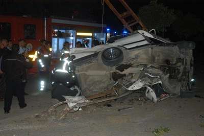 Otomobil, elektrik direğine çarptı: 2 ölü, 2 yaralı