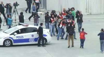 Taksim Meydanı'nda pankart açan 2 kadın gözaltına alındı