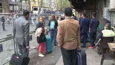 Otellerine gidemeyen turistlerin bavullarıyla zorlu yolculuğu
