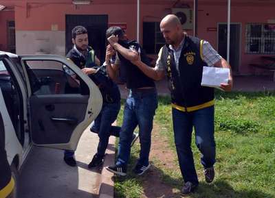 Çaldıklarını satmak için geldikleri işyerinde polise yakalandılar