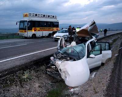 Otomobil midibüse çarptı: 1 ölü, 2 yaralı