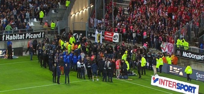 Amiens-Lille maçında tribün çöktü