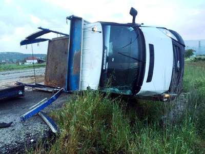 Sarıgöl'de kamyonet devrildi: 1 ölü, 1 yaralı