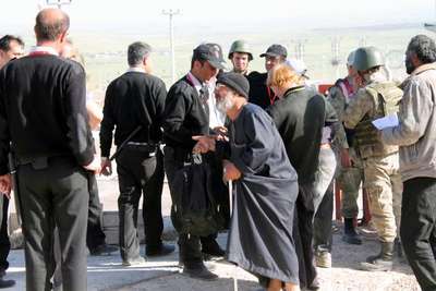 Derik'teki çadırkentte kalan Suriyeliler, güvenlik görevlilerine saldırdı: 4 yaralı