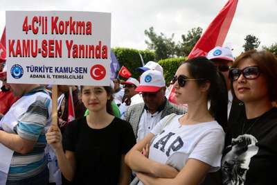 Kamu-Sen'in Adana'da 1 Mayıs kutlamasında polise gülsuyu sıkıldı