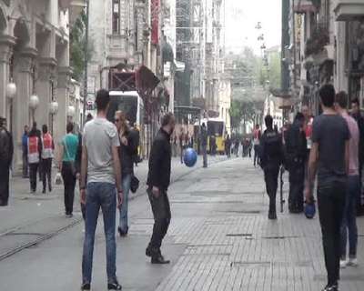 İstiklal Caddesi'nde esnaf top oynadı