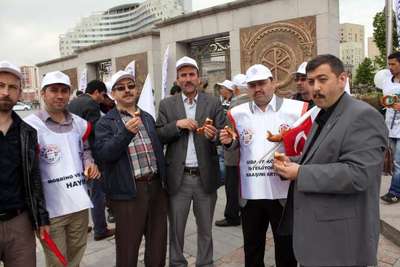 Kayseri'de işçiler 1 Mayıs'ta güvercin uçurup, simit dağıttı