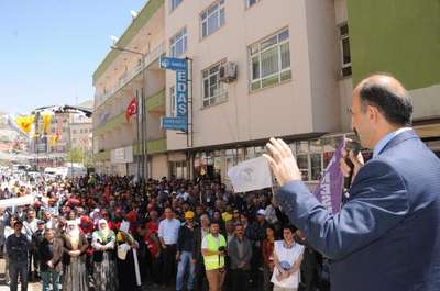 Hakkari'de 1 Mayıs halaylarla kutlandı