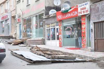 Artvin'de rüzgardan 229 konut, ahır ve samanlık,15 araç zarar gördü