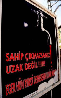Van'da kan akan çeşme afişi tartışması