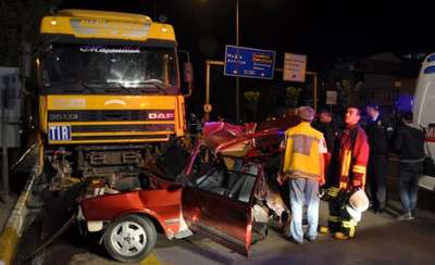 Otomobil TIR'ın altına girdi: 3 ölü, 3 yaralı (2)- YENİDEN