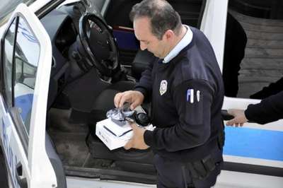 Oğlu çaldığı iki tableti beğenmedi, üçüncüyü çalarken yakalandı