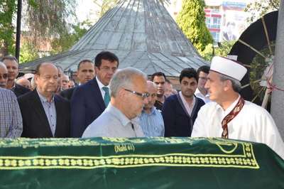 Bakan Zeybekci, kuzeninin cenaze törenine katıldı