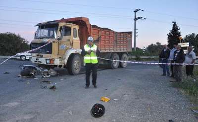 Motosiklet kavşakta kamyona çarptı: 1 ölü, 1 yaralı