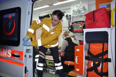 Kavşakta çarpışan 2 otomobilden biri ikiye bölündü: 8 yaralı