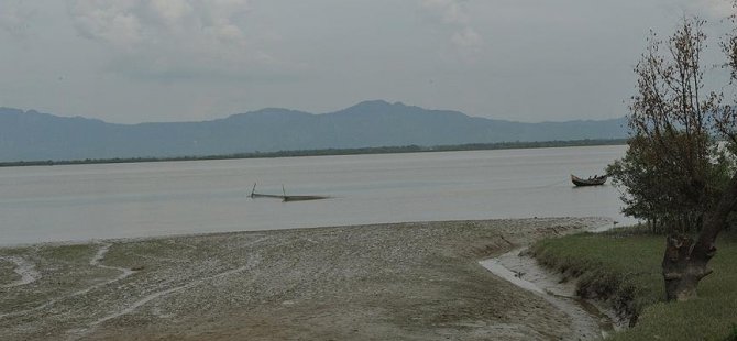 Arakanlıları taşıyan tekne alabora oldu