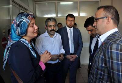 Ak Partili adaylardan yaralanan işçiye ziyaret