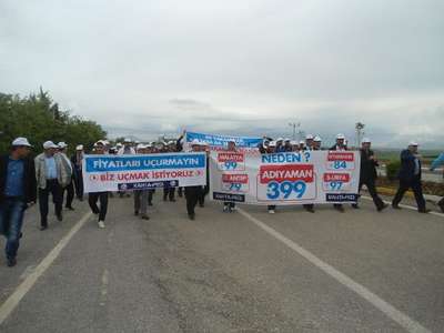 Adıyaman Havaalanı'nda 'pahalı uçak bileti' protestosu