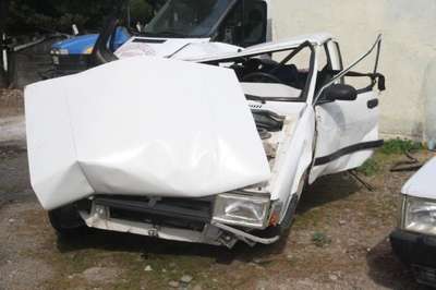 Bergama'da otomobil TIR'a yandan çarptı: 1 ölü, 1 yaralı